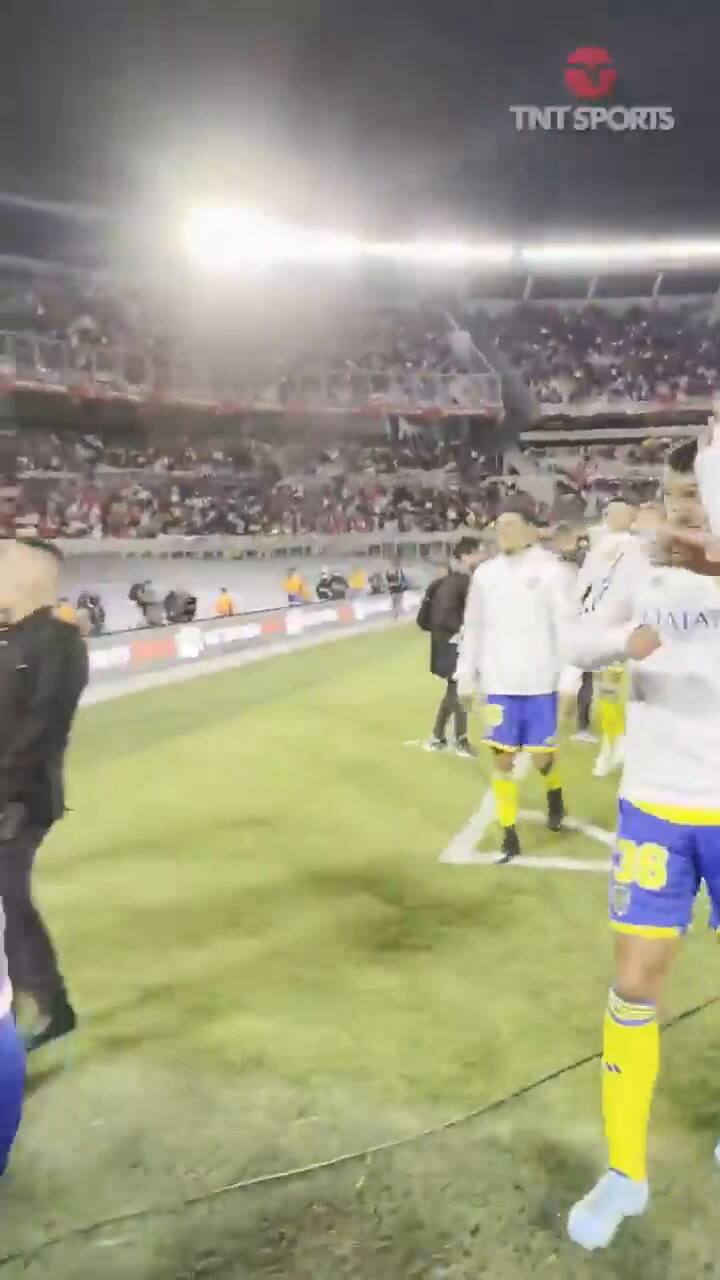 Advíncula saludó a los hinchas de River y le tiraron de todo