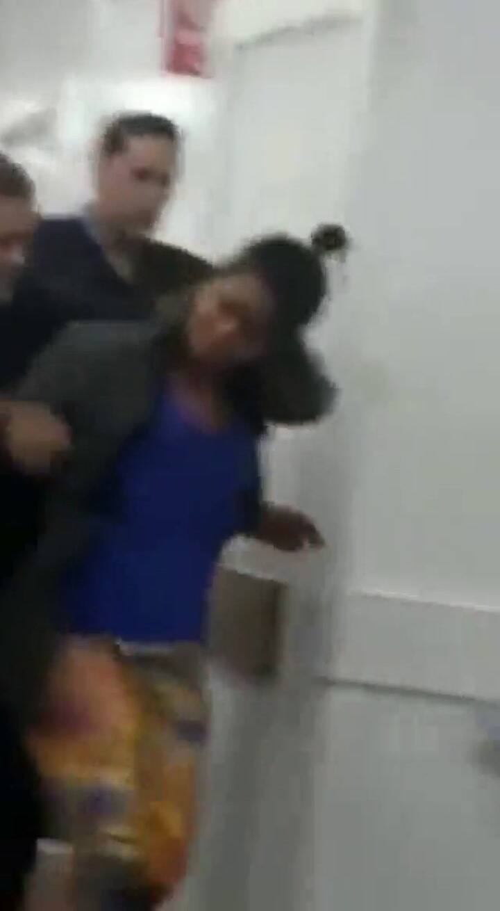 Así detenían a la mujer que mordió a una médica