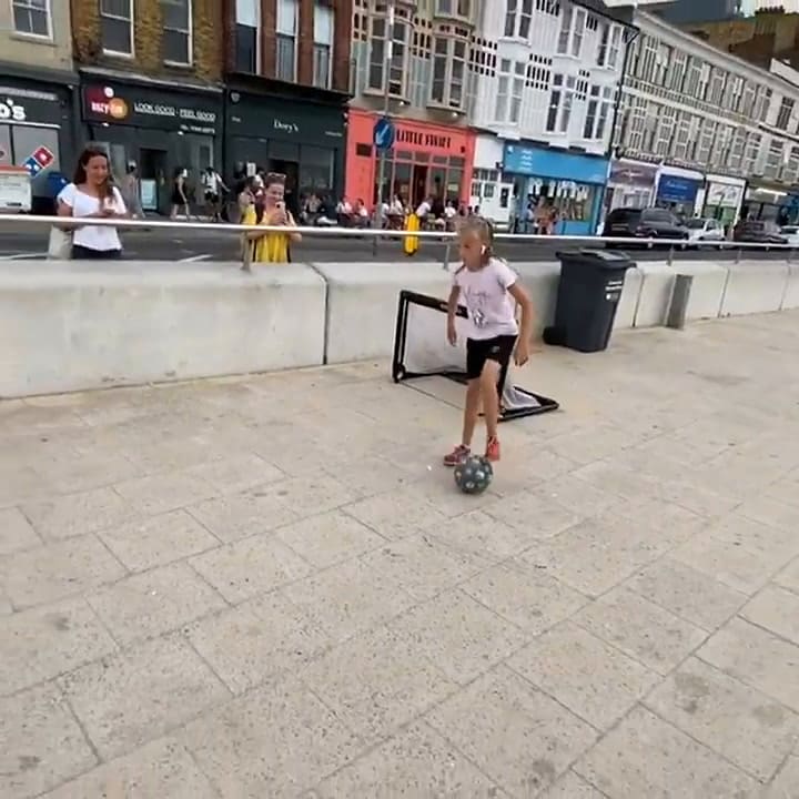 Una niña inglesa de 12 años se volvió viral por su gran talento para el fútbol