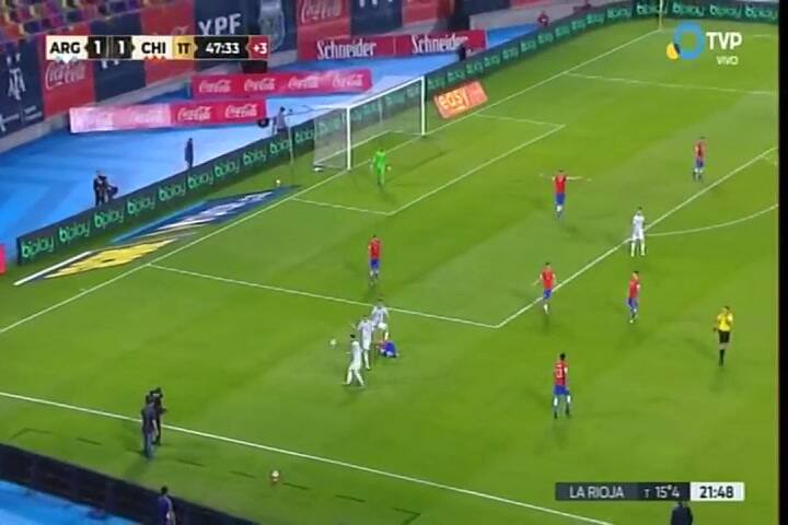 Gran atajada de Bravo a Messi