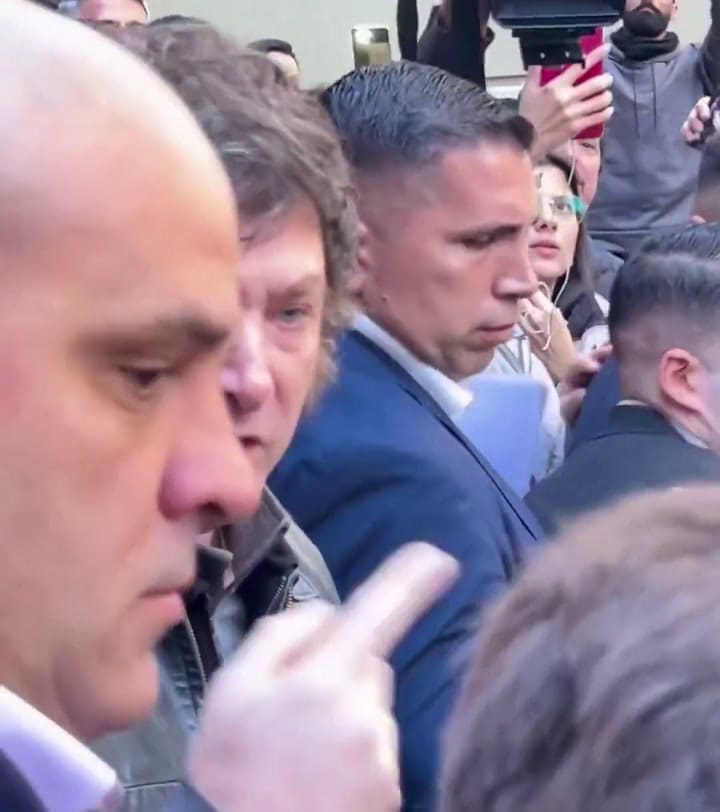 Milei, enojado con un movilero