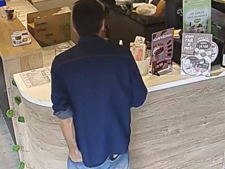 Un hombre se robó la propina de una heladería y el empleado lo enfrentó