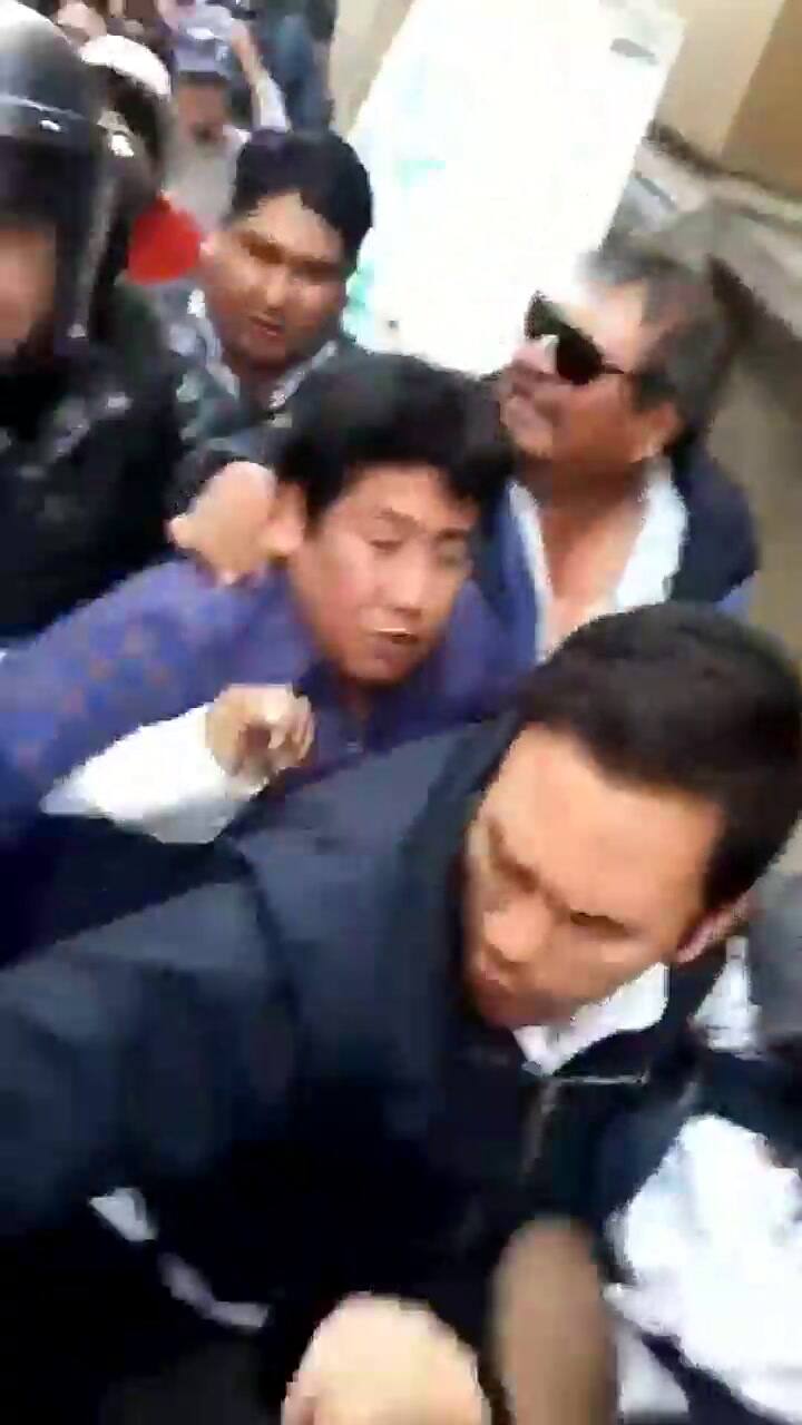 Adriana Salvatierra es agredida por las fuerzas militares cuando intenta entrar al congreso