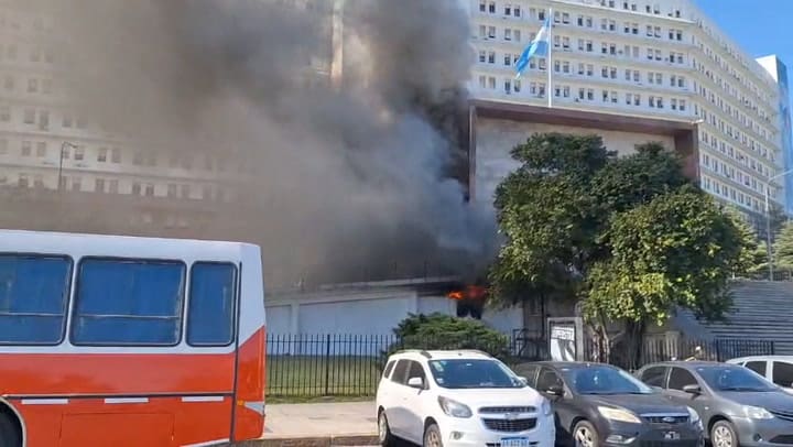El fuego en el edificio de la Armada