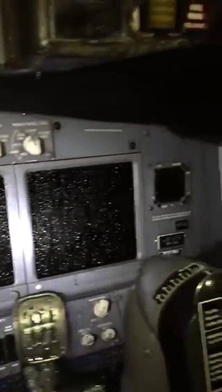 Dejaron la ventanilla abierta y se inundó la cabina del avión