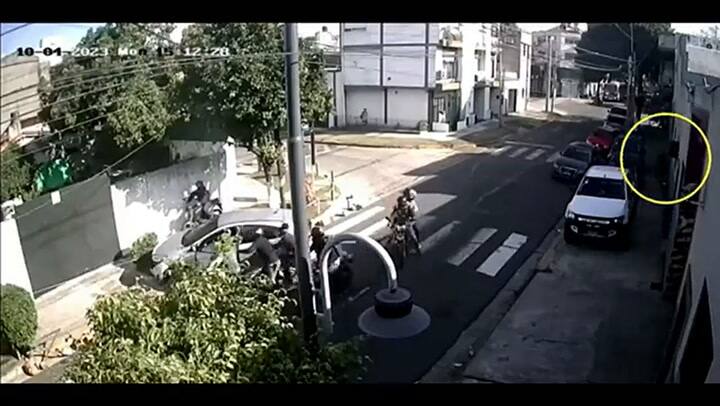 Un grupo de motochorros lo persiguió y se tiró del auto en movimiento