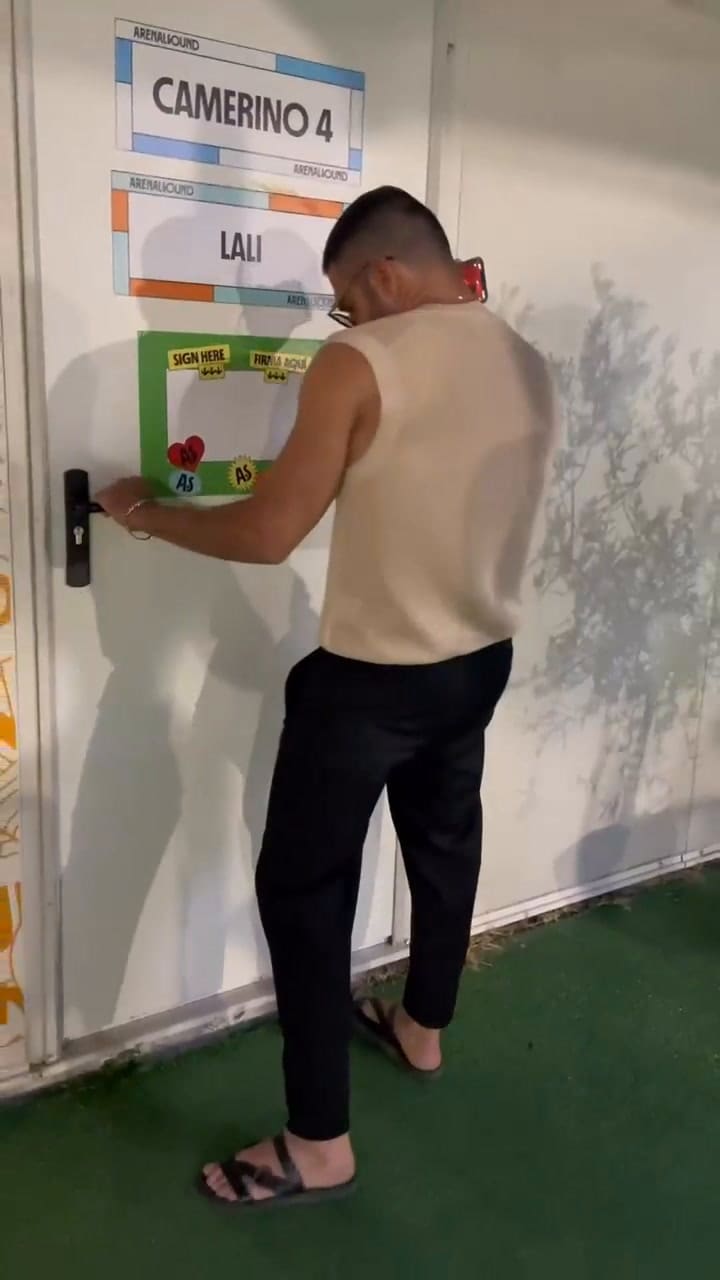 Miguel Ángel Silvestre antes del inicio del show de Lali Espósito