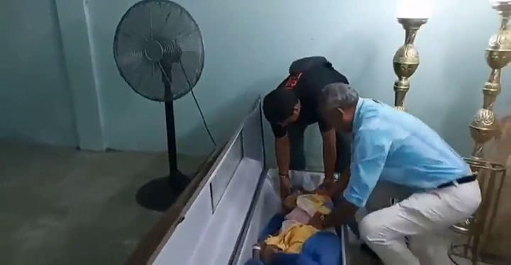 Una mujer despierta en mitad de su velatorio 2