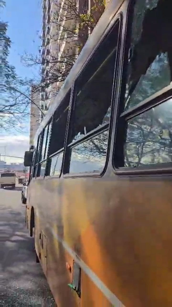 Intentó viajar sin pagar, rompió un colectivo y terminó detenido en Córdoba