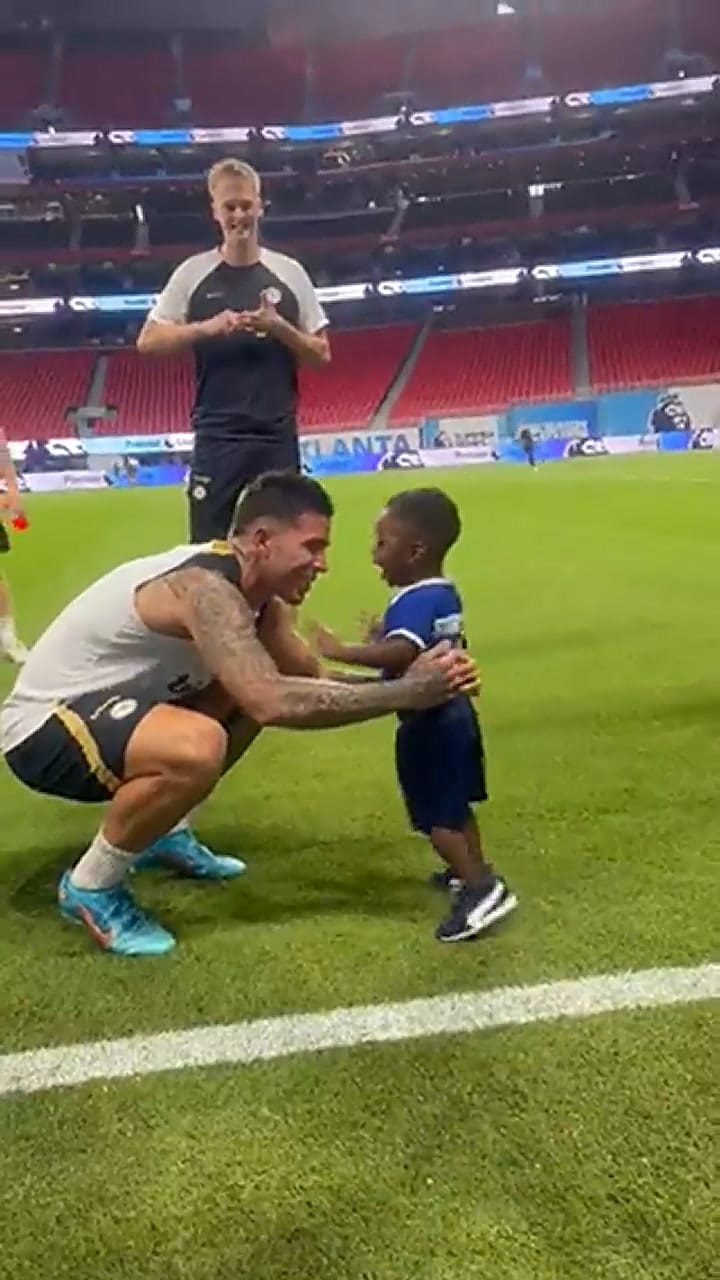 El tierno juego de Enzo Fernández con un nene hincha del Chelsea
