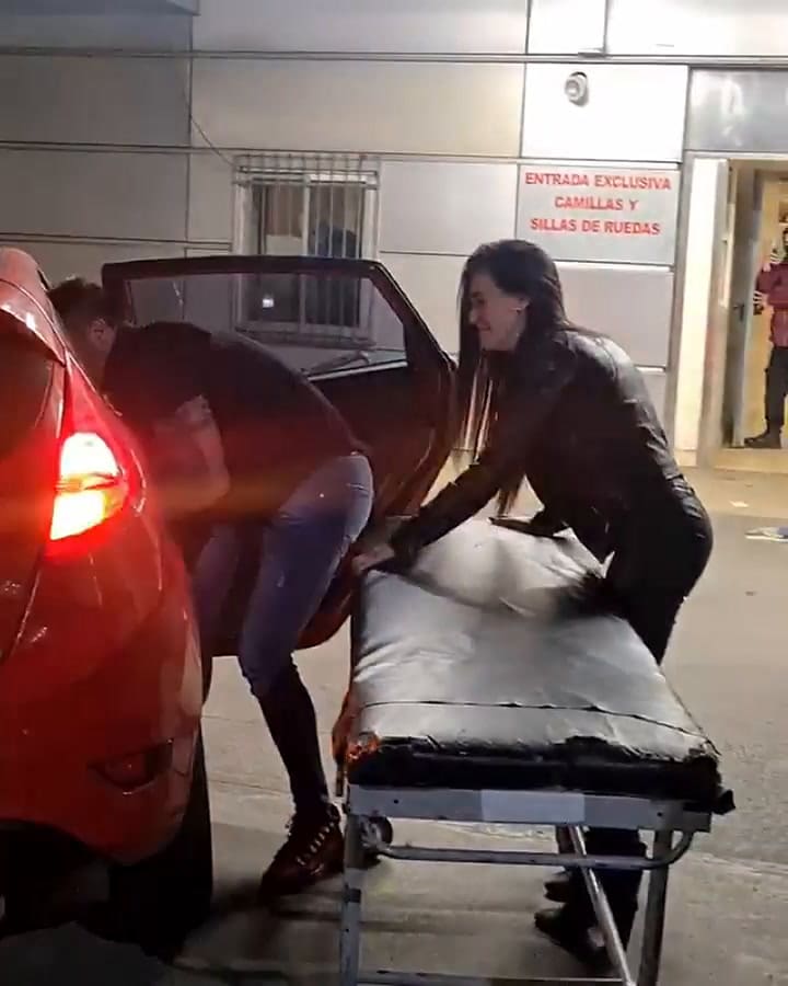 El momento en que el ex Gran Hermano lo bajó de su auto y lo subió a una camilla sin ayuda