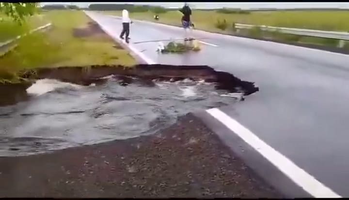 Por las intensas lluvias que caen sobre Corrientes se socavó una ruta