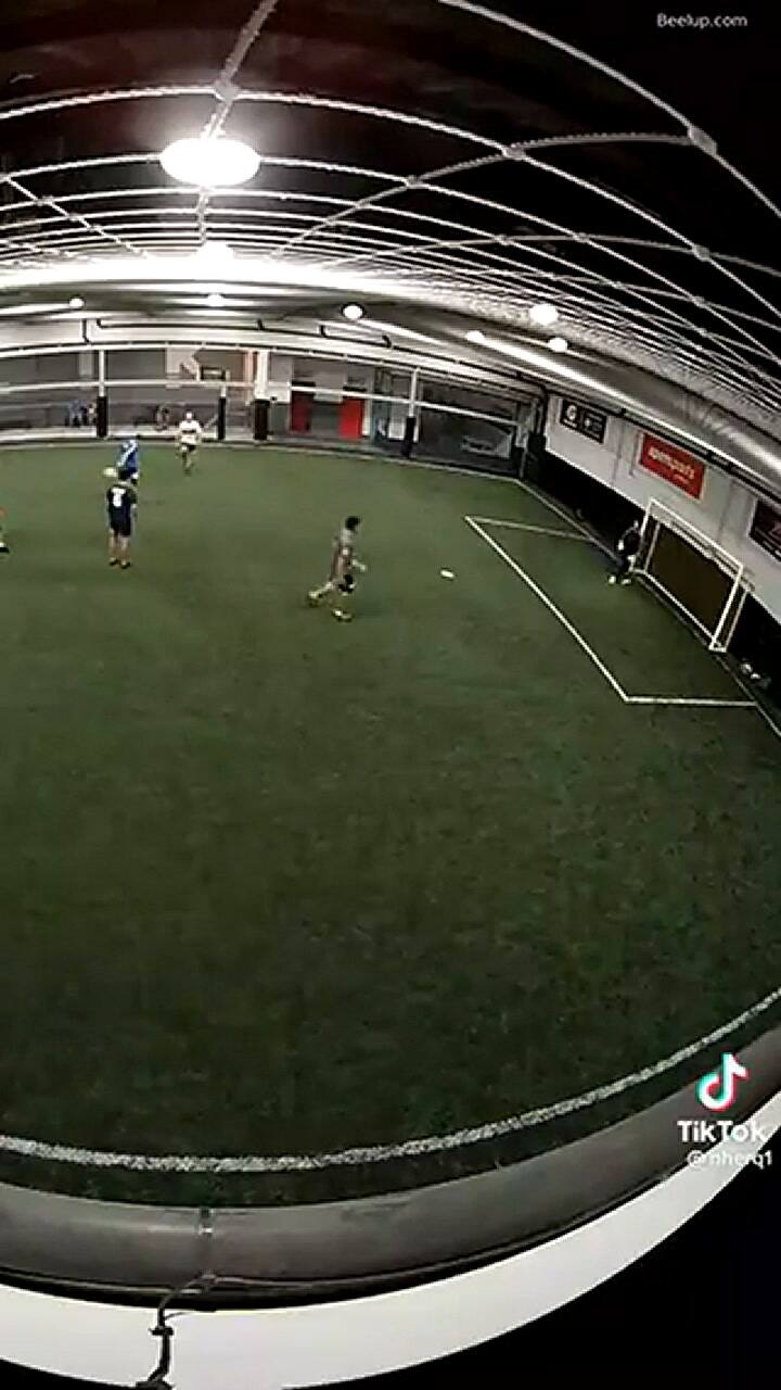 Se sumó a un partido de fútbol con desconocidos para ocultar su infelidad