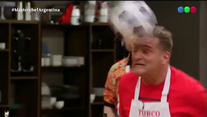 MasterChef Celebrity. El Turco cabeceo la pelota con 'Rolfi' Montenegro y Damián Betular - Fuente: T