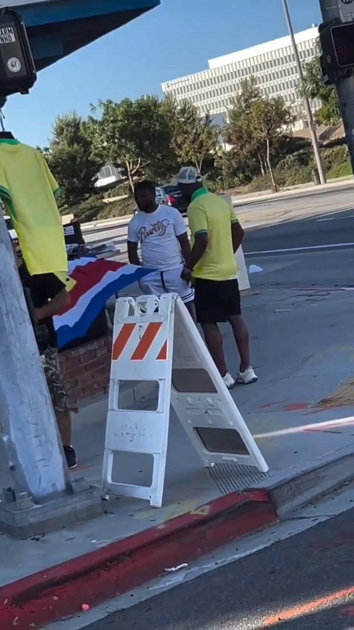 Neymar sorprendió a tres vendedores de camisetas de Brasil