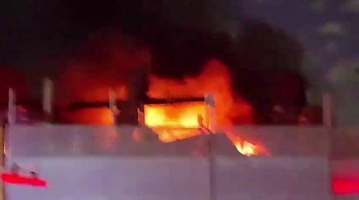 Petugas pemadam kebakaran dan tim darurat bekerja di La Boca untuk memadamkan api yang mempengaruhi gudang