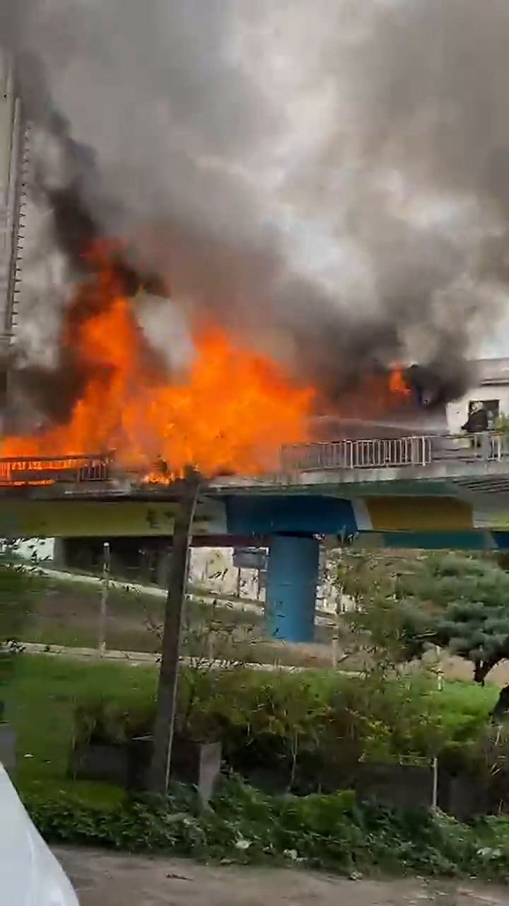 Se incendió un autobús escolar en General Paz y bajada de Libertador.- Fuente: Ivan Mazorco