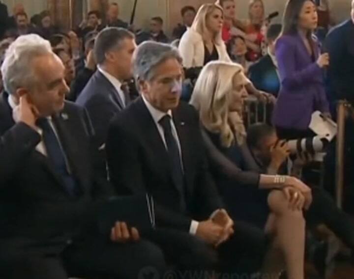 Los gestos de Blinken durante el discurso de Biden