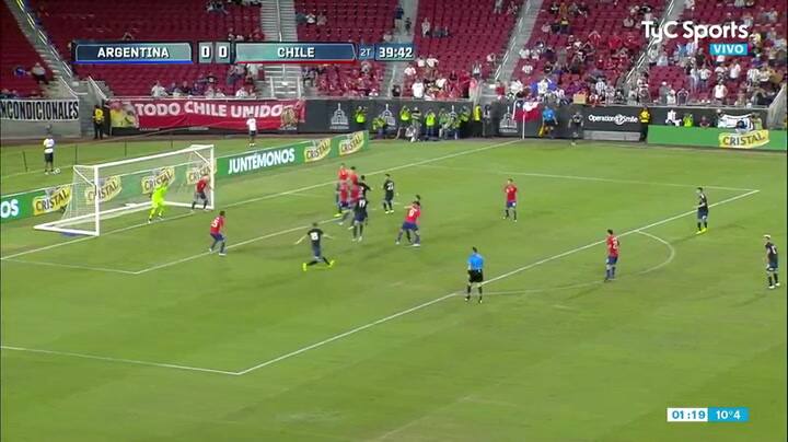 El cabezazo de Martínez Quarta al travesaño