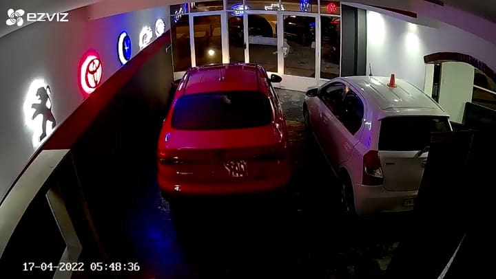 Entró borracho a una concesionaria, se robó un auto y lo chocó