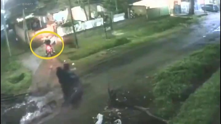 Violento asalto en Merlo: la ahorcaron con su casco