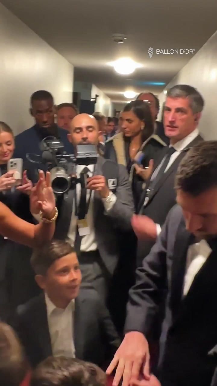 Antonela Roccuzzo y el romántico beso a Lionel Messi