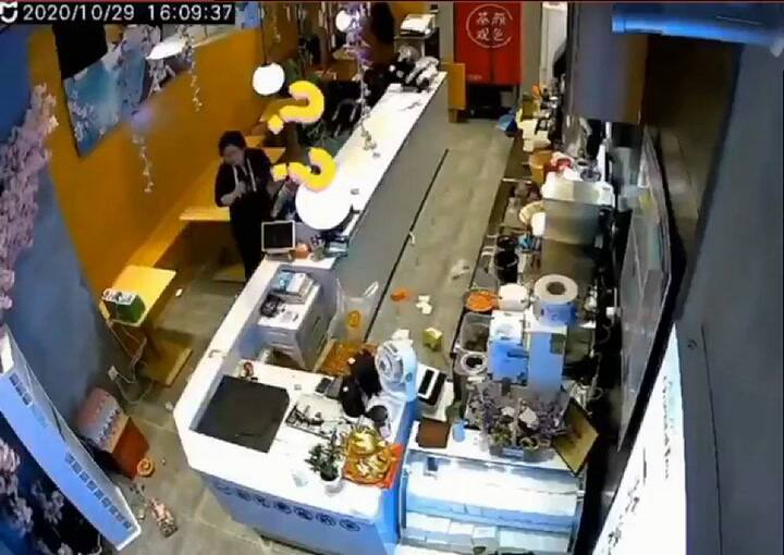 Un jabalí de casi 200 kilos entró a un local en China y se volvió viral en las redes sociales