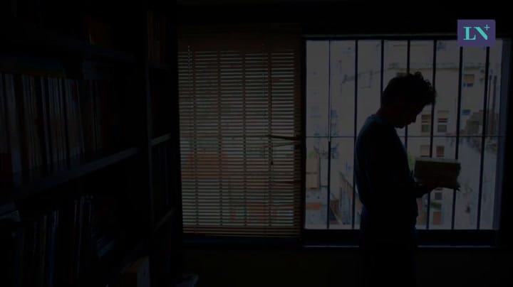 El escritor Francisco Bitar lee un fragmento de su libro 'Teoría y práctica'