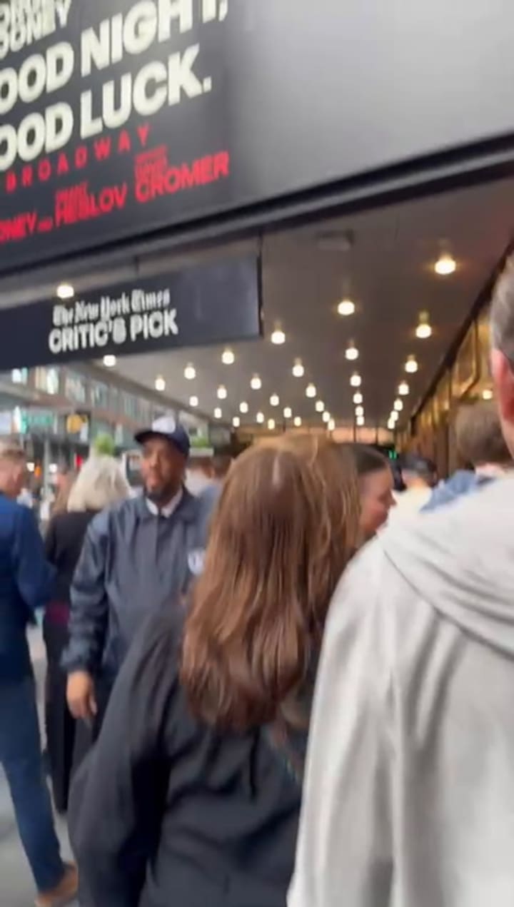 George Clooney protagoniza la obra Good Night and Good Luck en el Winter Garden Theatre de Nueva York, mayo de 2025