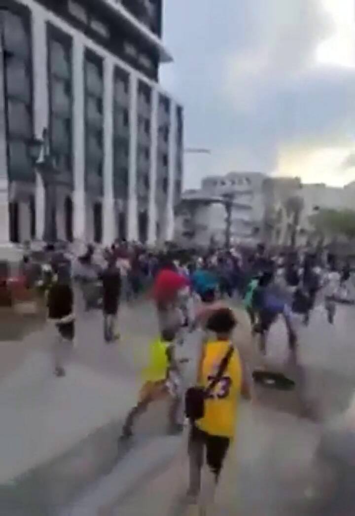 Una estampida en La Habana luego de que alguien arrojara billetes de 100 dólares desde una ventana