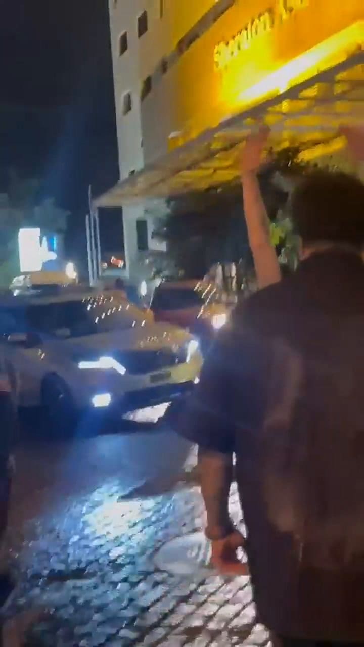 Varias canciones después, el baterista apareció y Emma logró una foto con él