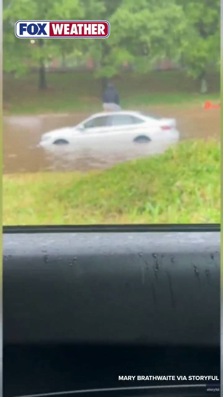 Una conductora es rescatada en medio de las recientes inundaciones registradas en Georgia