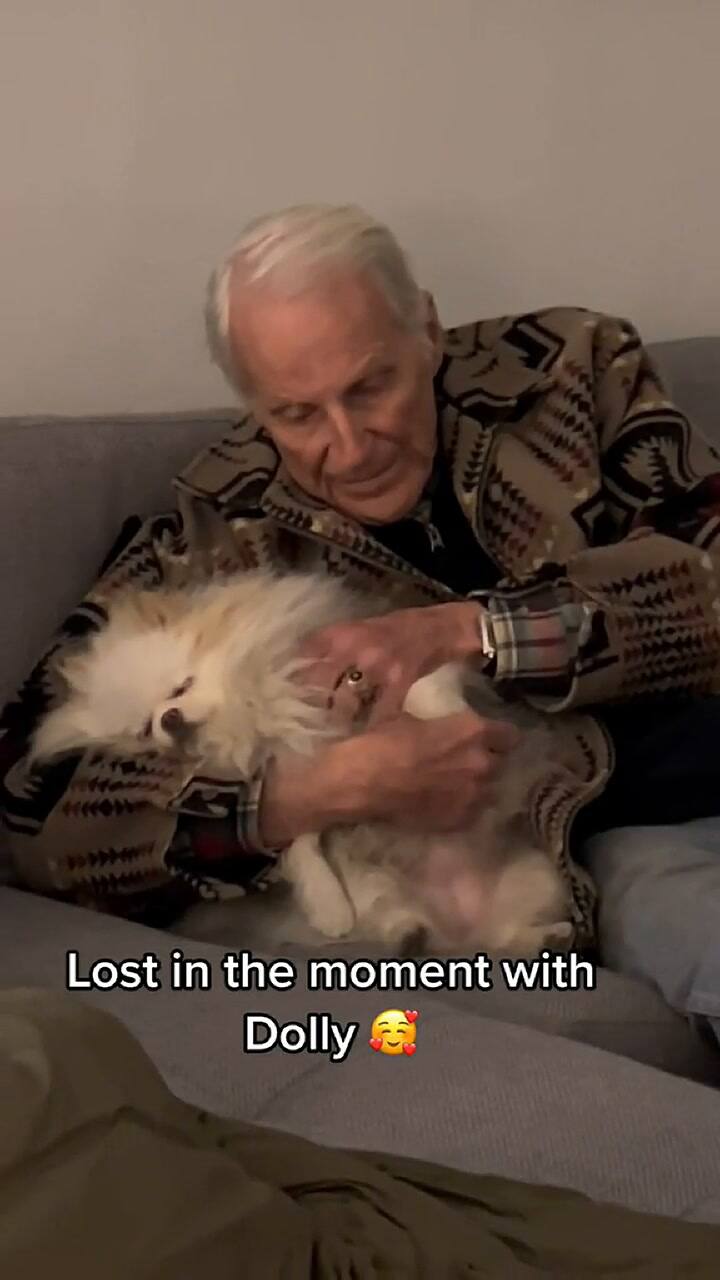 Una mujer le regaló una perrita a su papá de 86 años