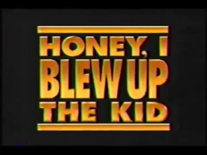 Querida, agrandé al bebé - Fuente: YouTube