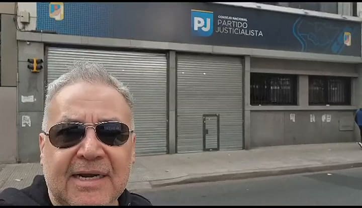 Nestor Cotignola en la puertas de la sede nacional de PJ