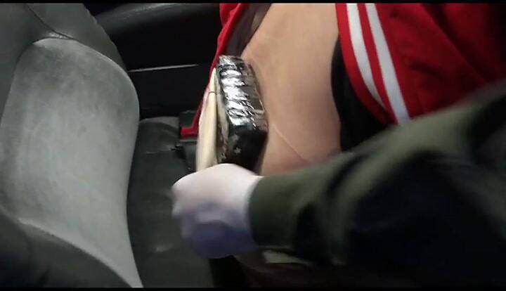 GIF Corrientes: un adolescente de 16 años trasladaba más de un kilo de cocaína pegado en el cuerpo