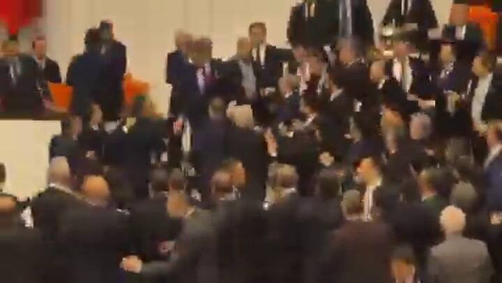 Pelea de funcionarios en el Parlamento turco