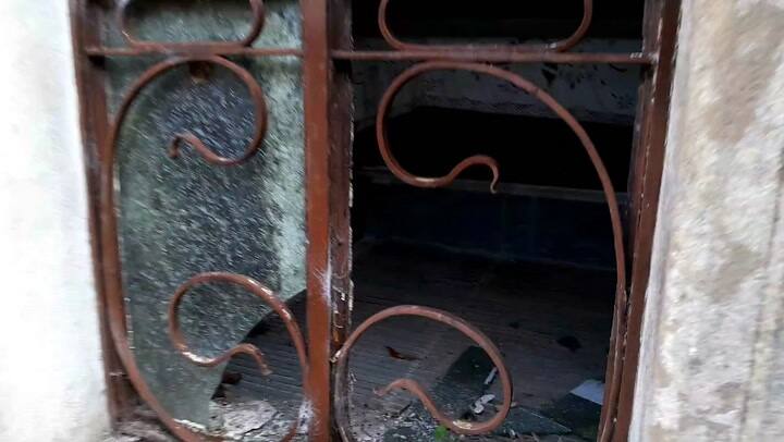 Bóvedas vandalizadas en el cementerio municipal de La Plata
