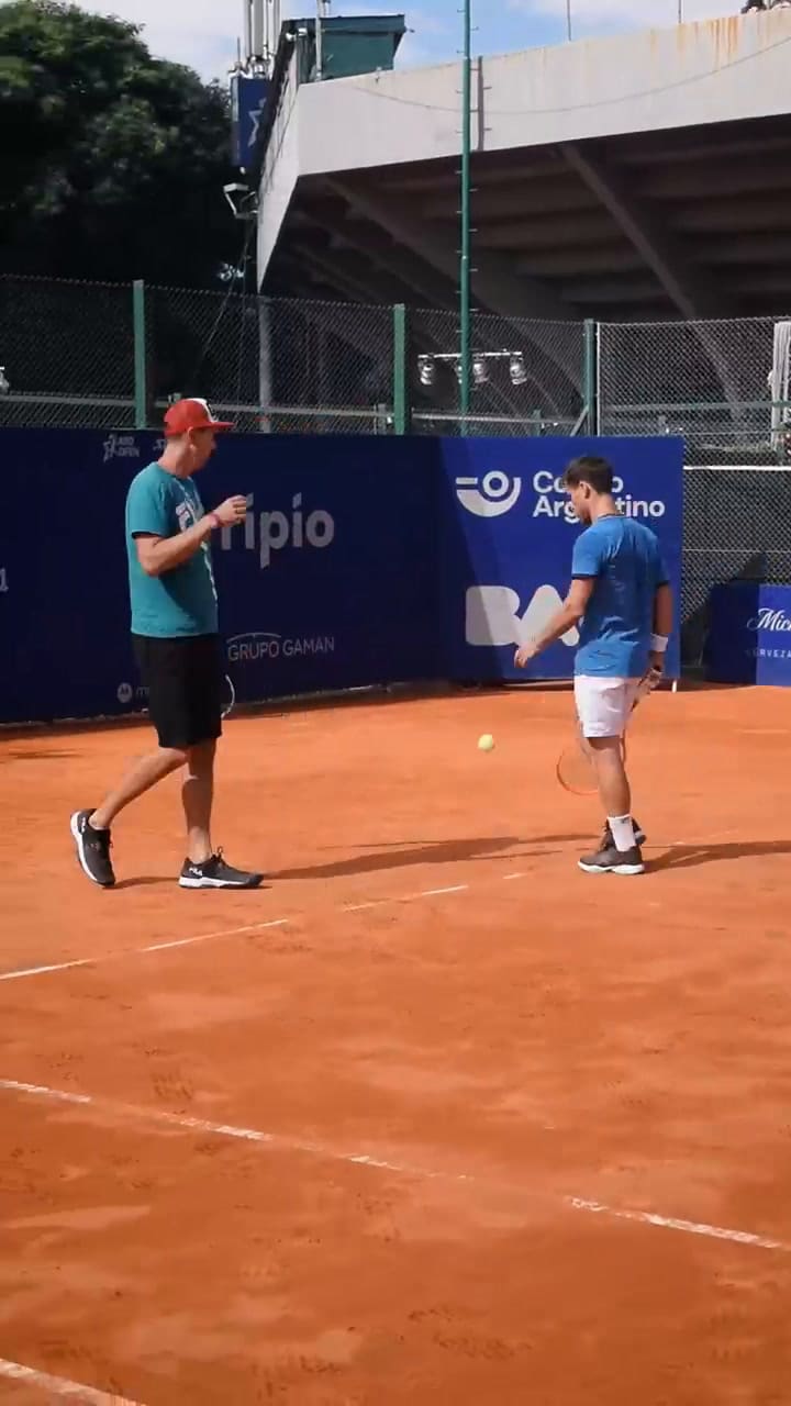 Diego Schwartzman se entrena en la cancha auxiliar antes de su encuentro contra Jaume Munar