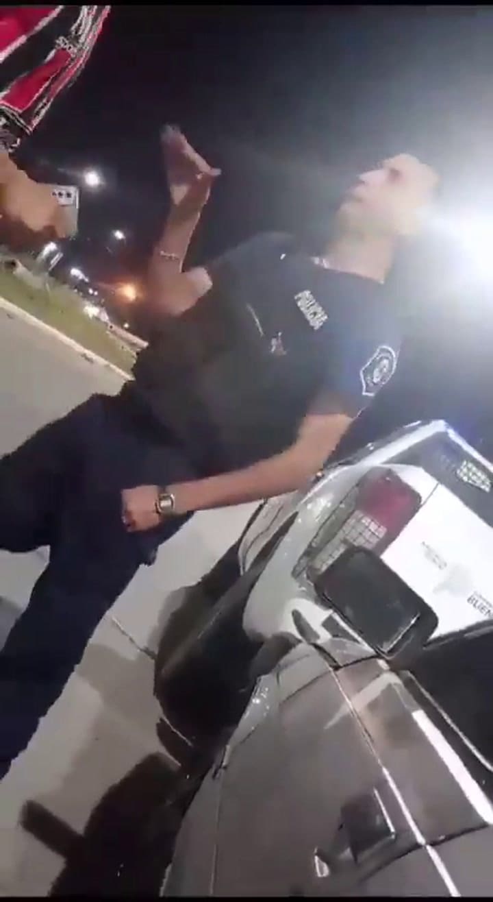 Un policía totalmente borracho en medio de un operativo