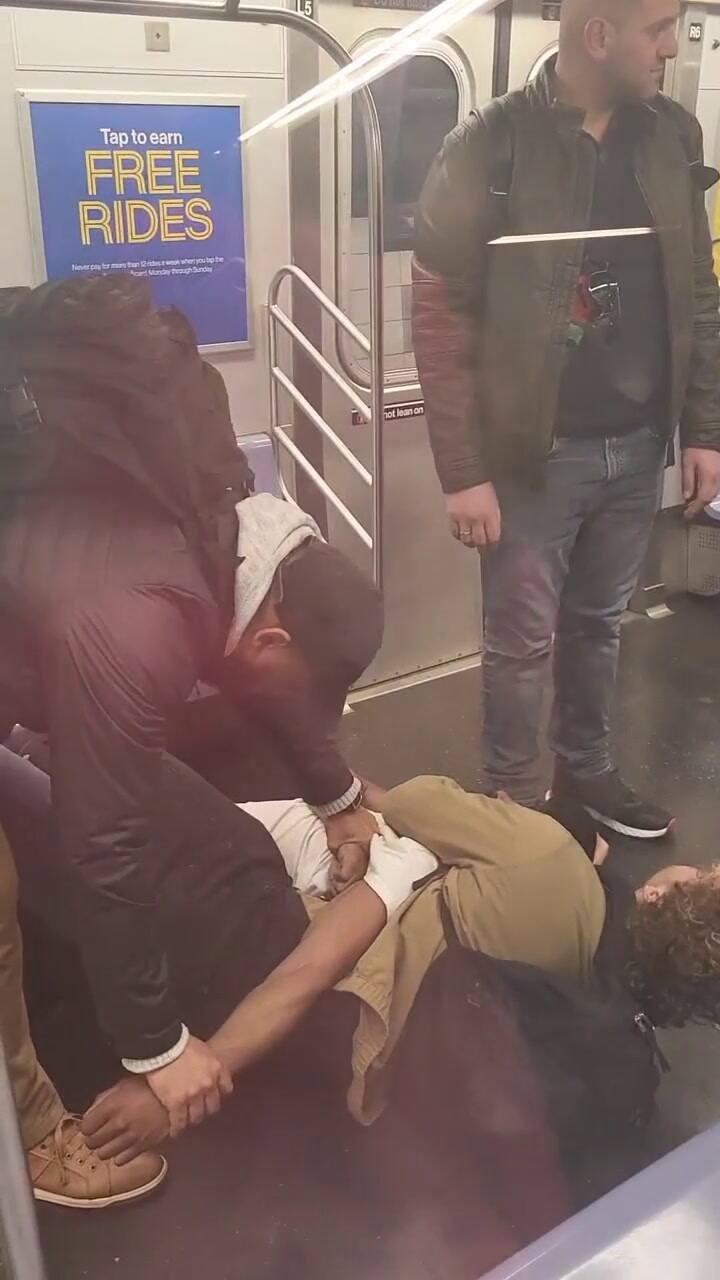 Así estrangularon a un hombre en el subte de Nueva York