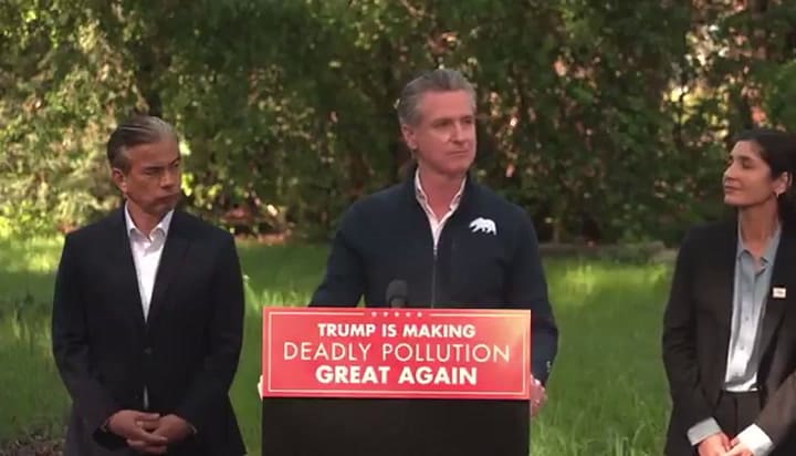 El gobernador Gavin Newsom acusa a las empresas petroleras de robo y manipulación