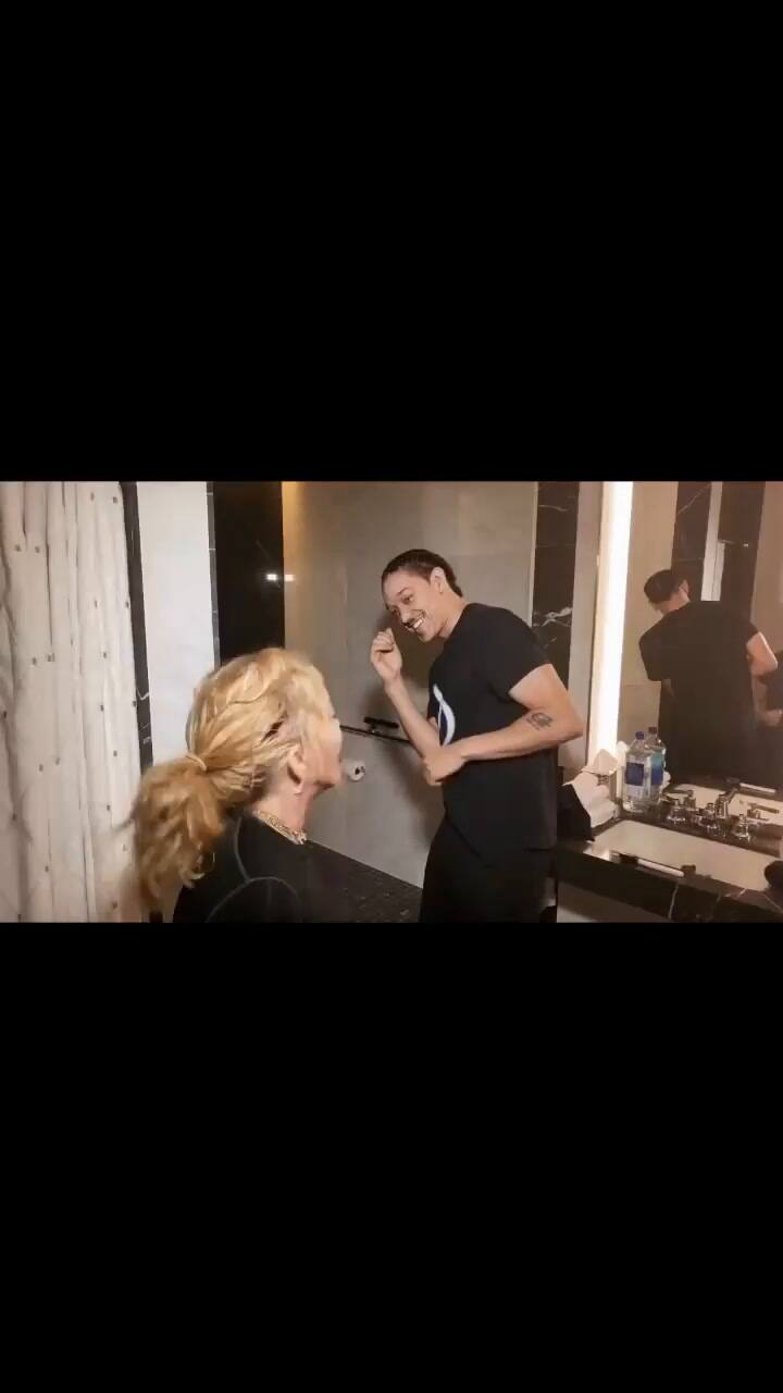 Madonna tomando su orina