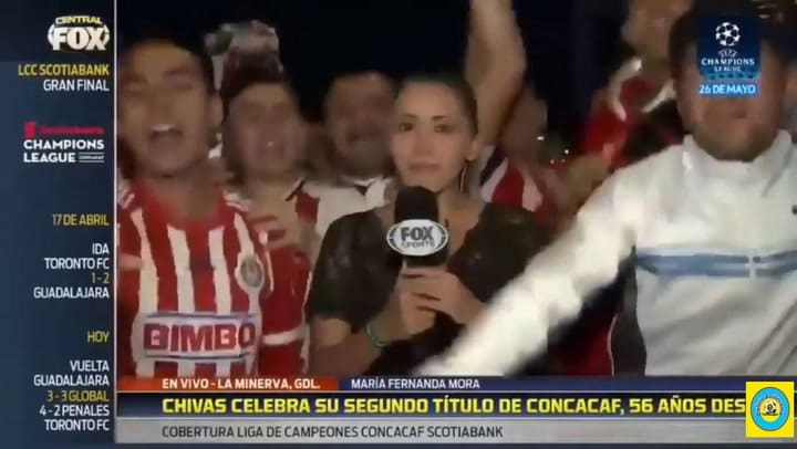Hinchas mexicanos manosean a periodista durante un móvil - Fuente: Fox Sports