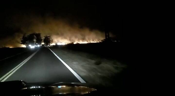 De noche, las llamas se destacan en las zonas incendiadas