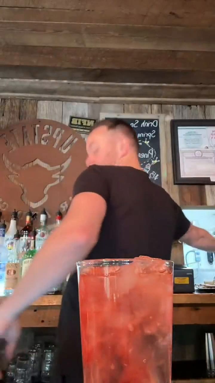 Así es como un bartender les baja la borrachera a sus clientes