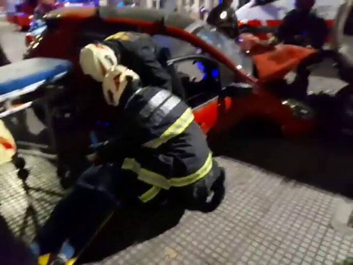 Manejaba a 100 km/h por la avenida La Plata, perdió el control del auto y provocó un choque múltiple