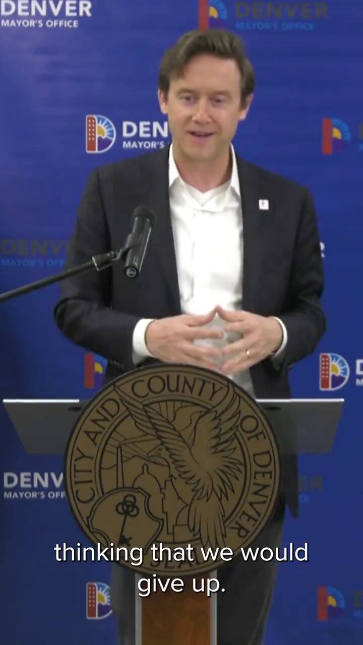 En Denver: anuncian cierre de refugios para migrantes