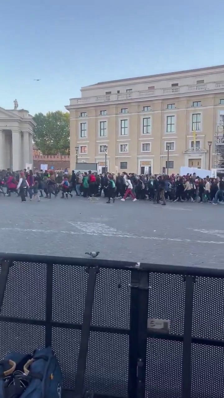 Video de Elisabetta Piqué, corresponsal de LA NACION en el Vaticano: así ingresaba n los fieles a la plaza