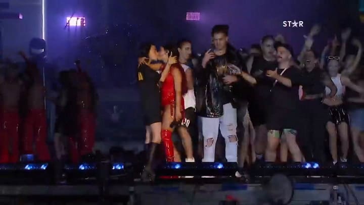 El beso entre Lali Espósito y Nicki Nicole que hizo enloquecer a sus fans